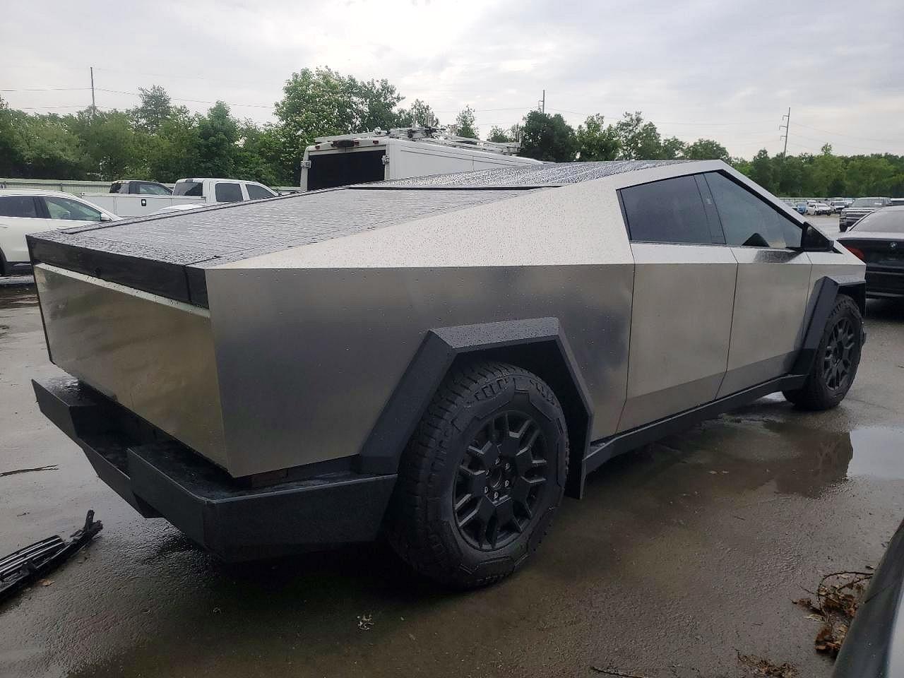 TESLA Cybertruck 2024
